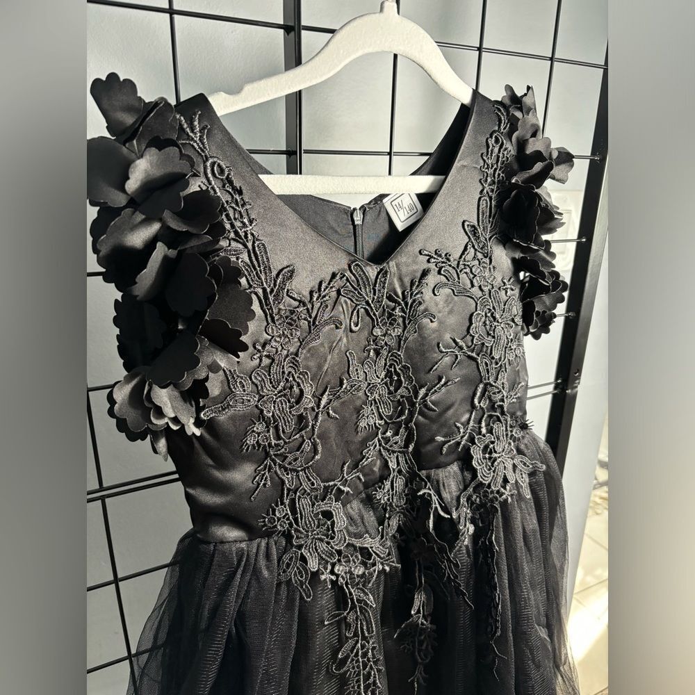 Girl’s black v-neck sleeveless party dress with floral lace apliques sz140 NWOT - Picture 6 of 6